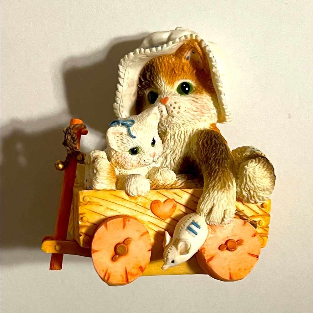 Vintage. 1995 Enesco. Adorable Cat with Kitten and mouse Figurine in Wagon